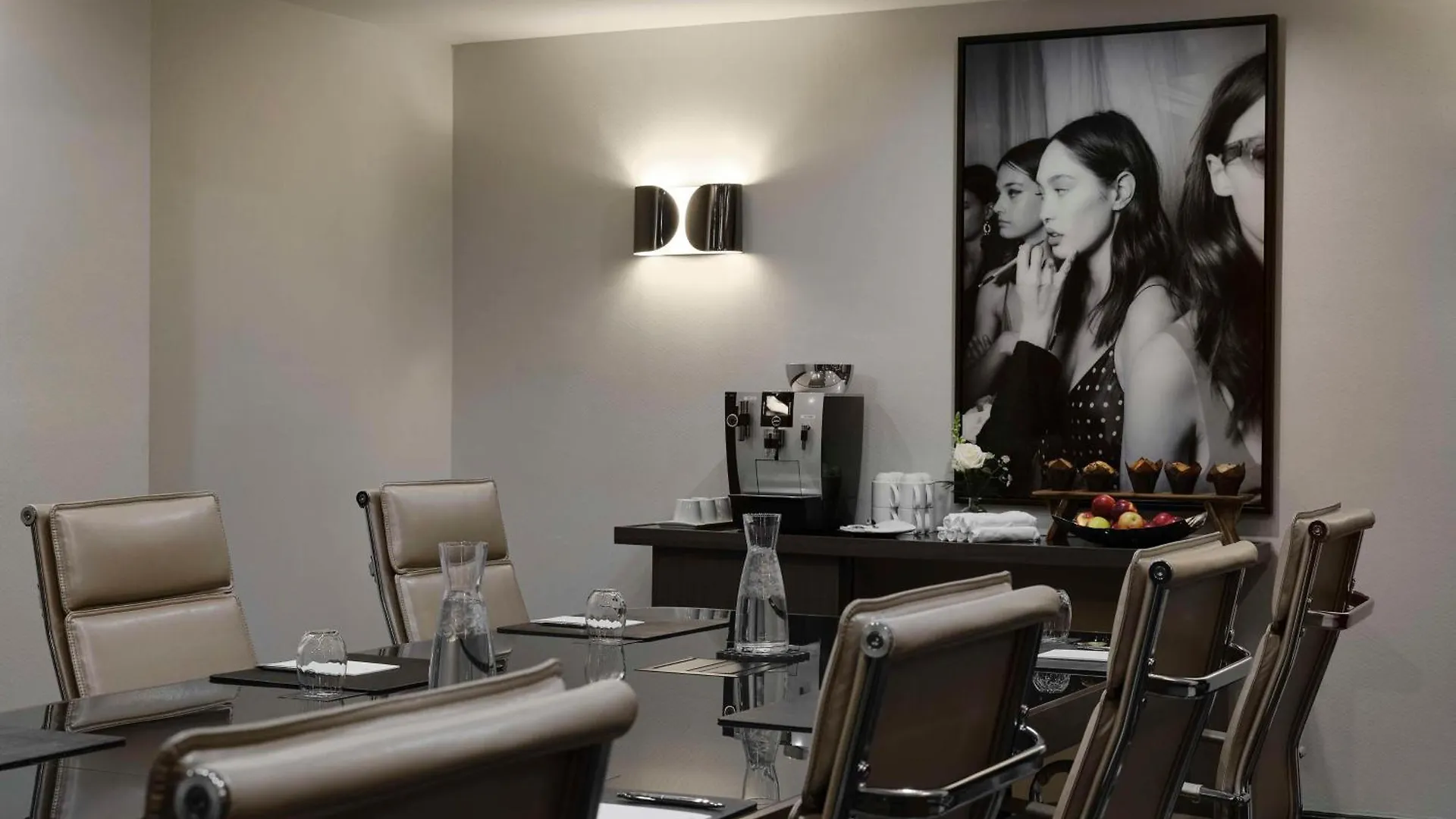 Vogue Hotel Montreal Downtown, Curio Collection By Hilton