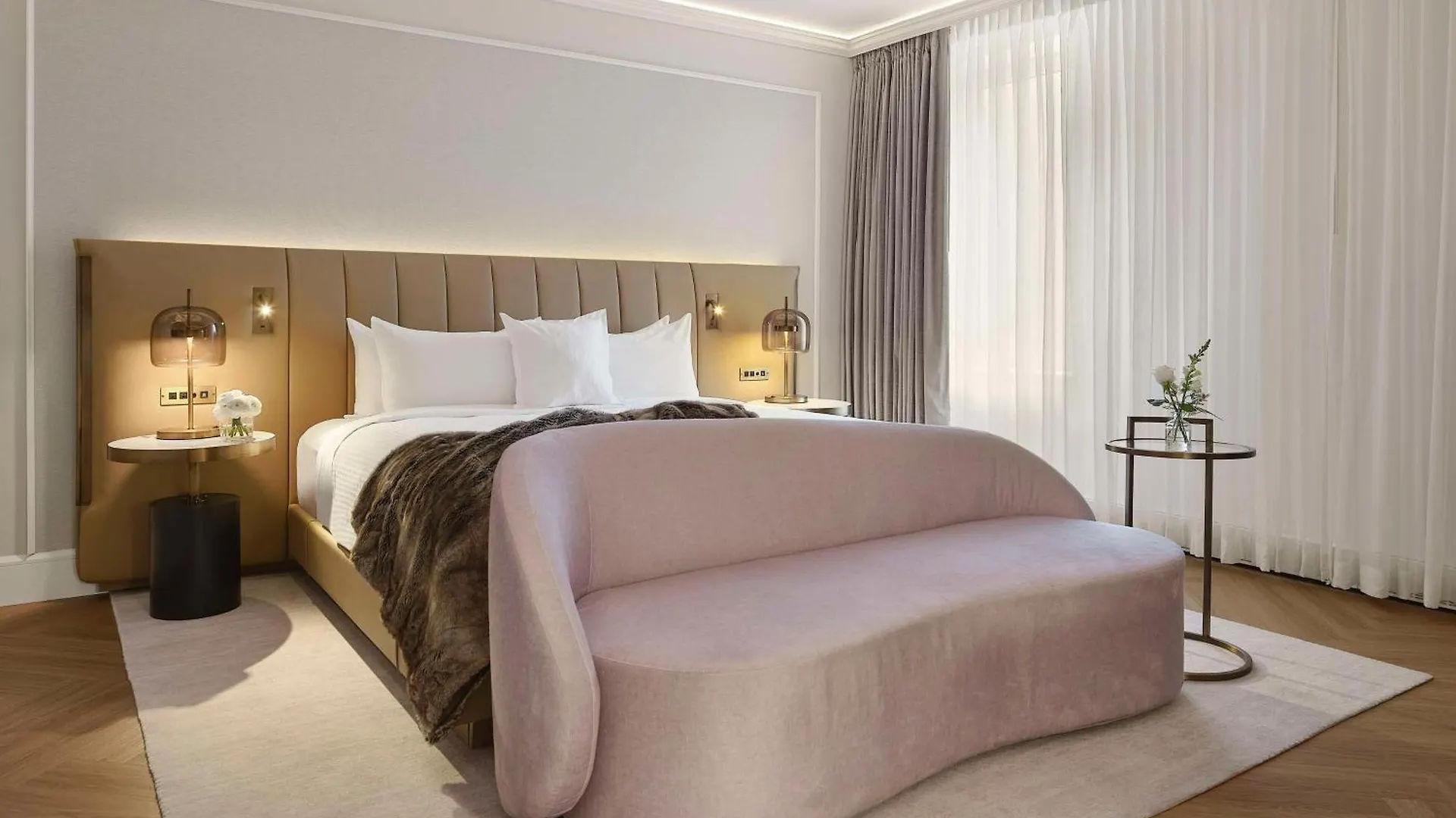Vogue Hotel Montreal Downtown, Curio Collection By Hilton