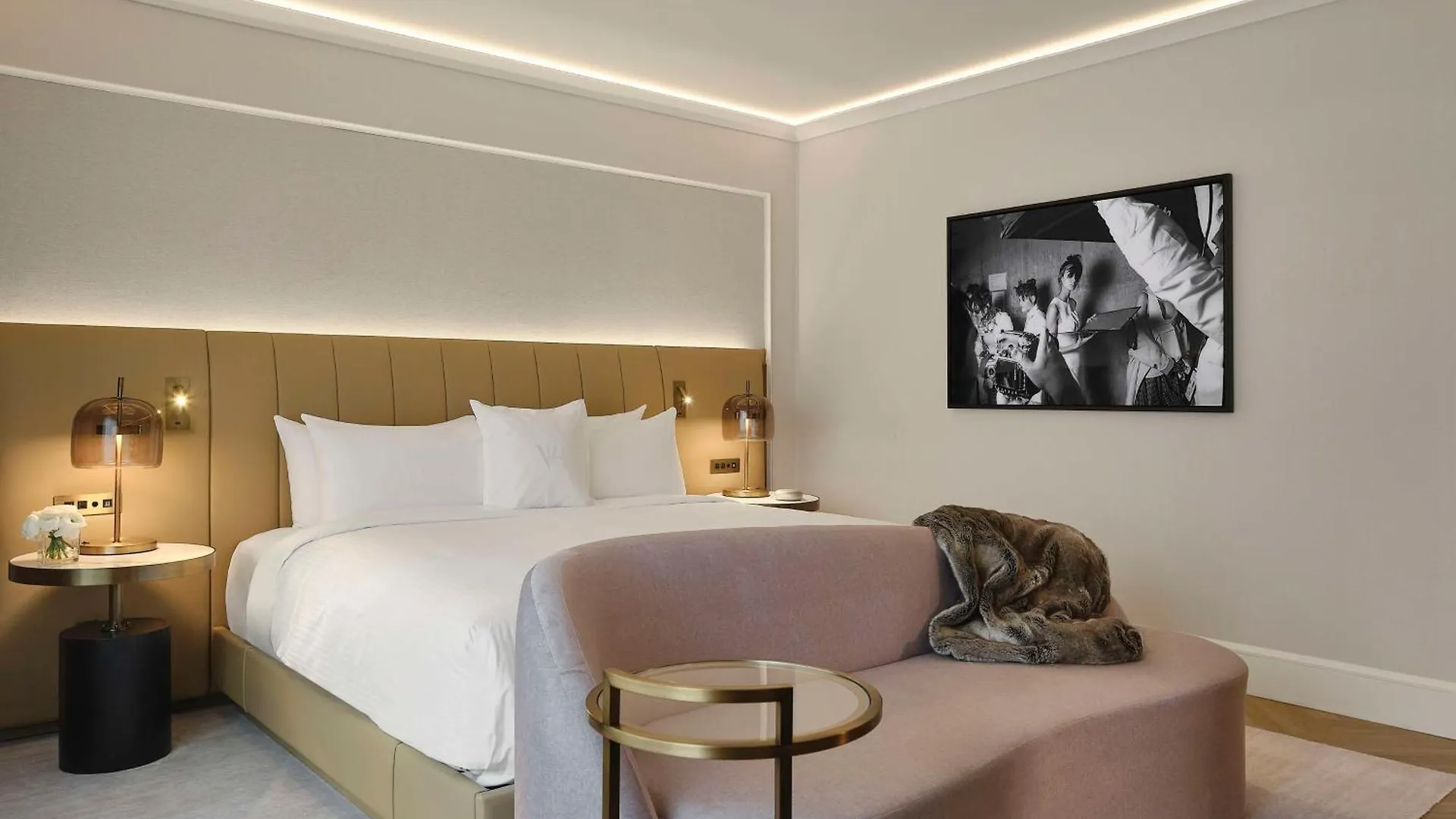 Vogue Hotel Montreal Downtown, Curio Collection By Hilton