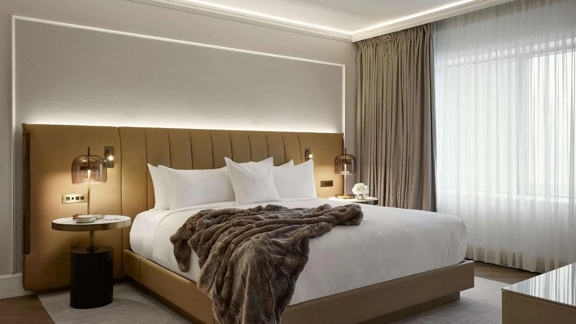 Vogue Hotel Montreal Downtown, Curio Collection By Hilton