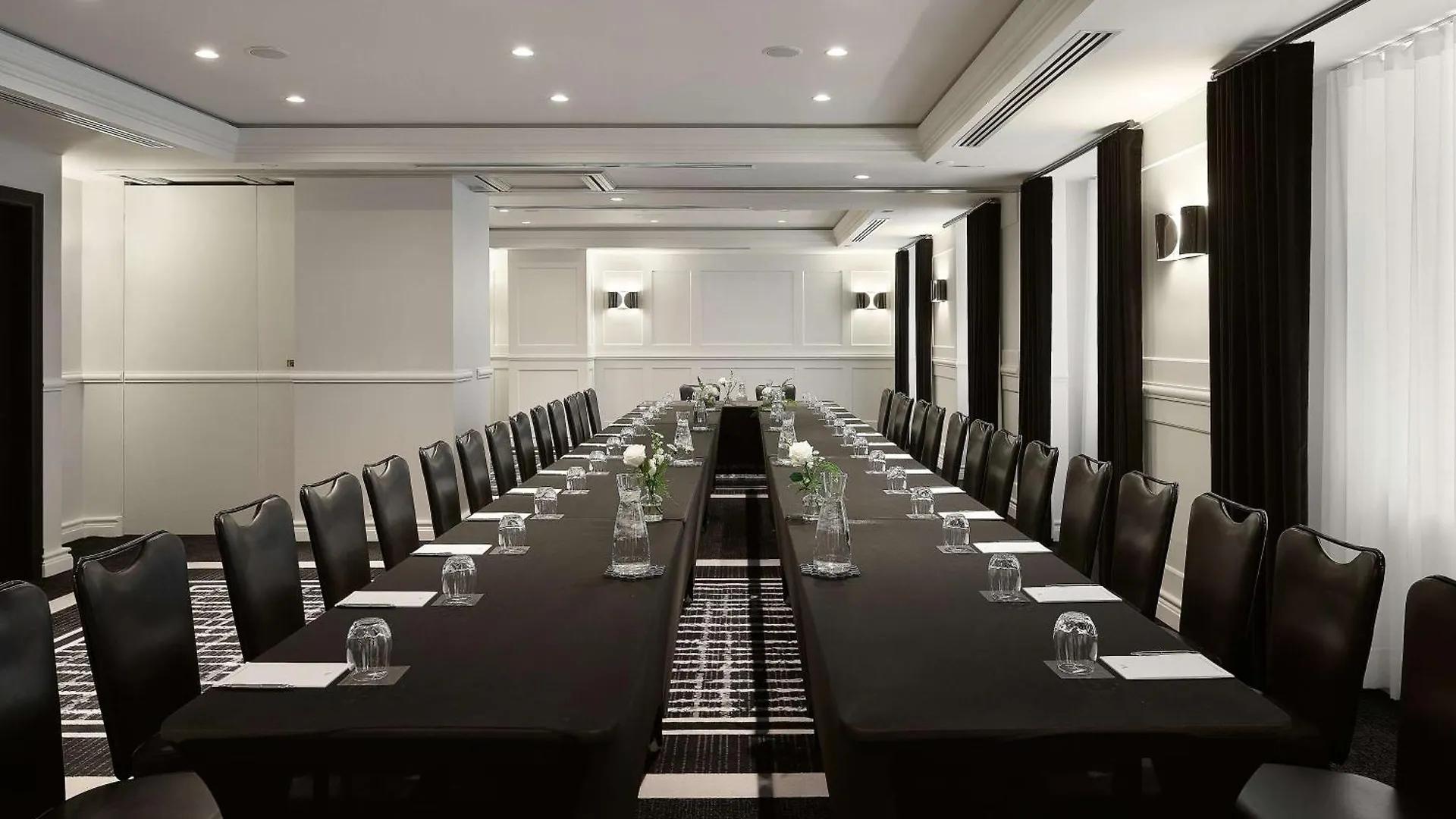 Vogue Hotel Montreal Downtown, Curio Collection By Hilton Canada