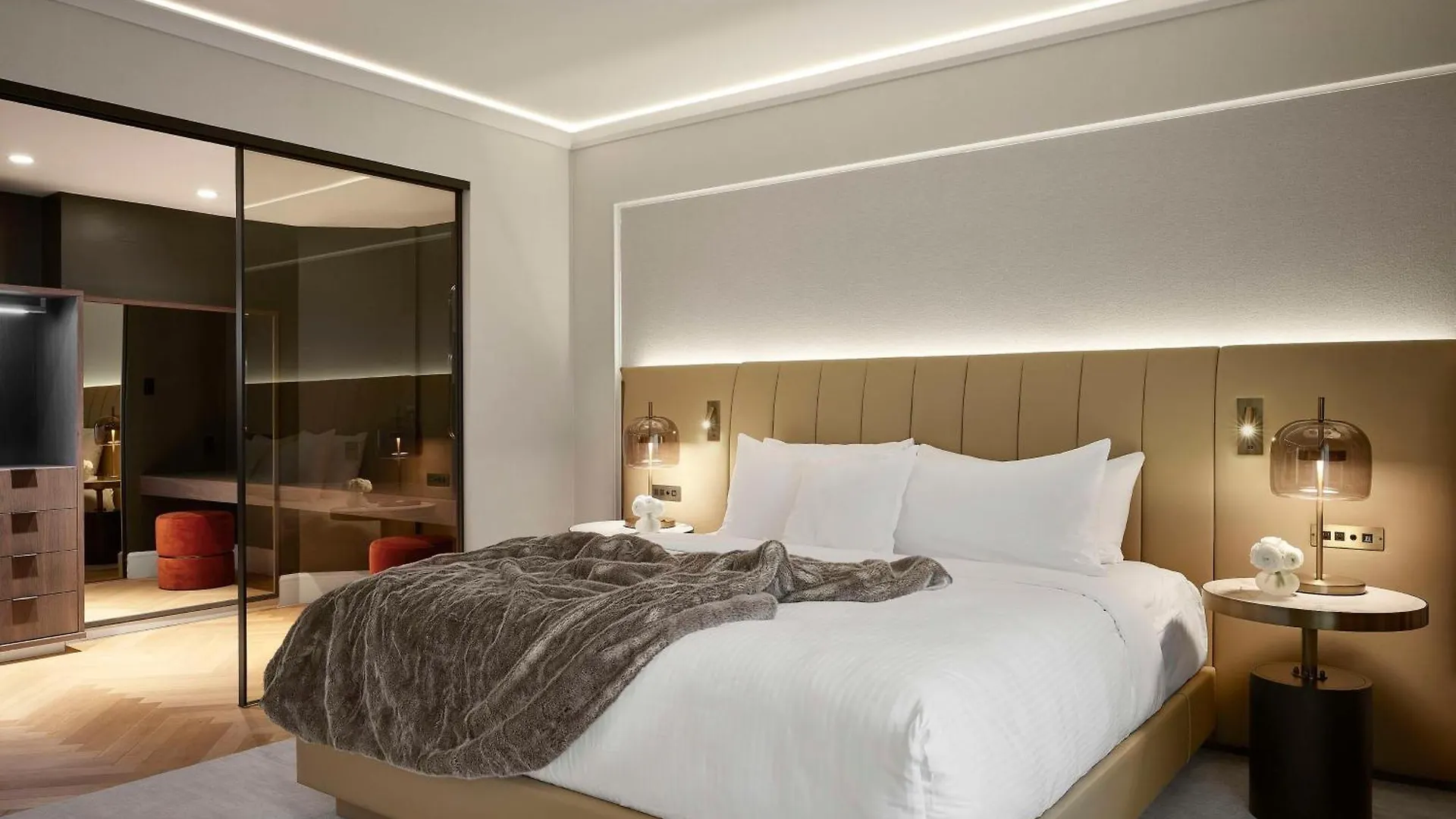 Vogue Hotel Montreal Downtown, Curio Collection By Hilton