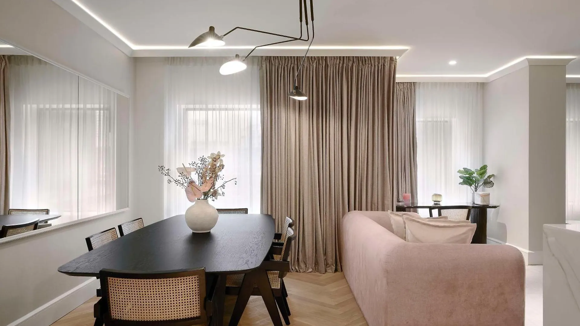 Vogue Hotel Montreal Downtown, Curio Collection By Hilton