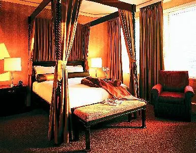 Vogue Hotel Montreal Downtown, Curio Collection By Hilton