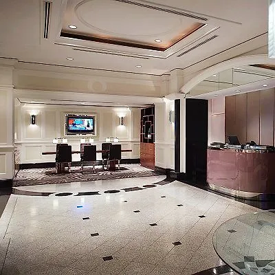Vogue Hotel Montreal Downtown, Curio Collection By Hilton