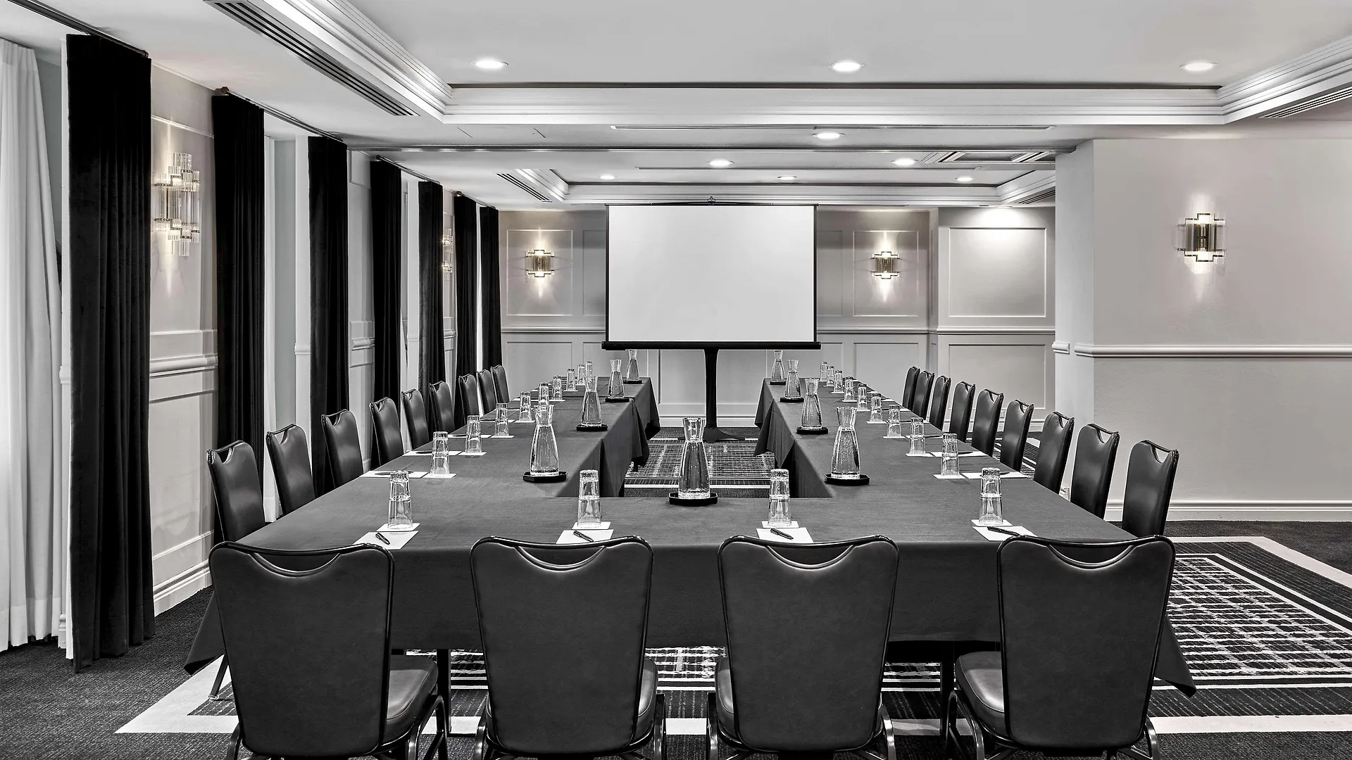 Vogue Hotel Montreal Downtown, Curio Collection By Hilton