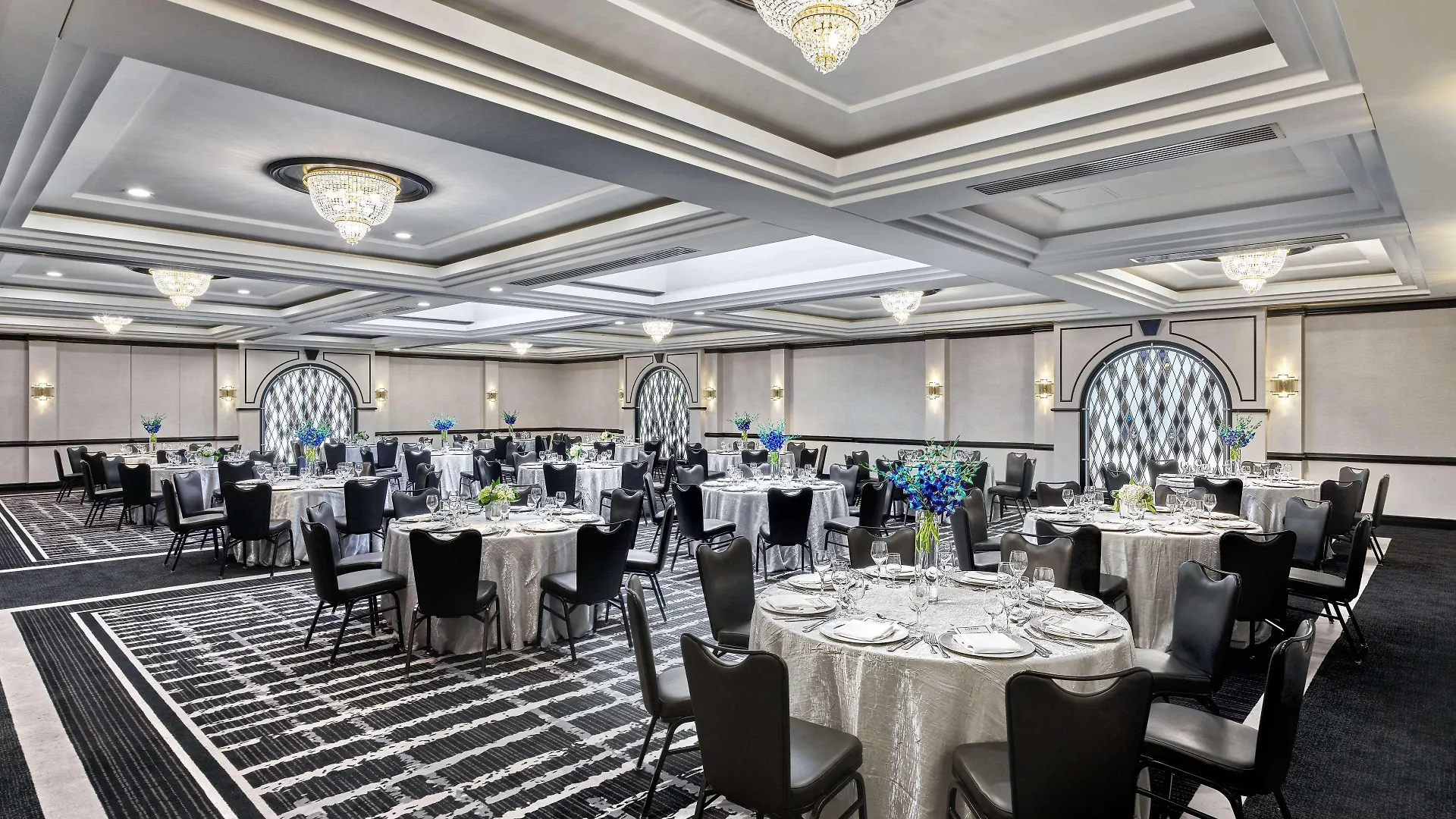 Vogue Hotel Montreal Downtown, Curio Collection By Hilton Canada