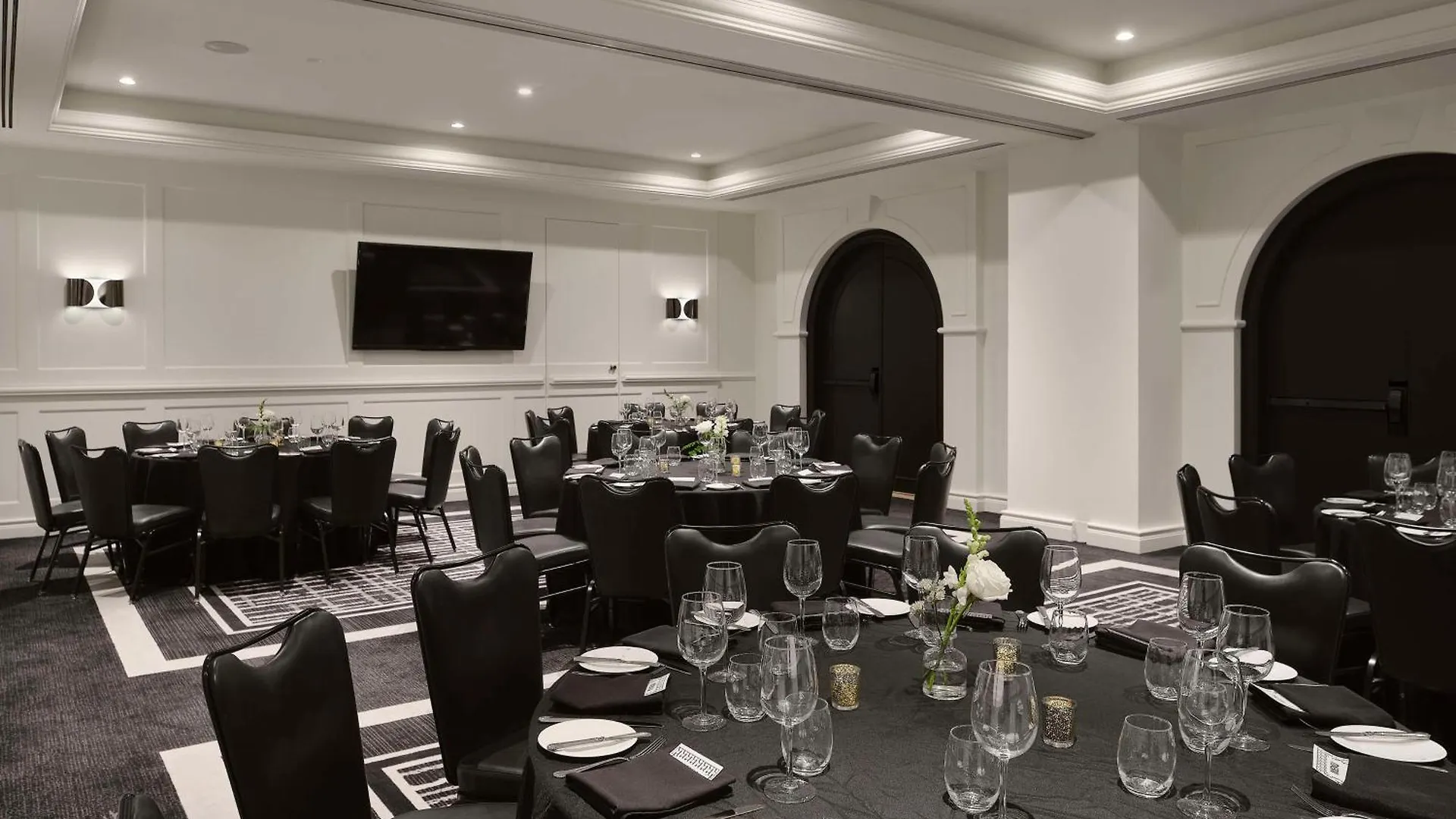Vogue Hotel Montreal Downtown, Curio Collection By Hilton