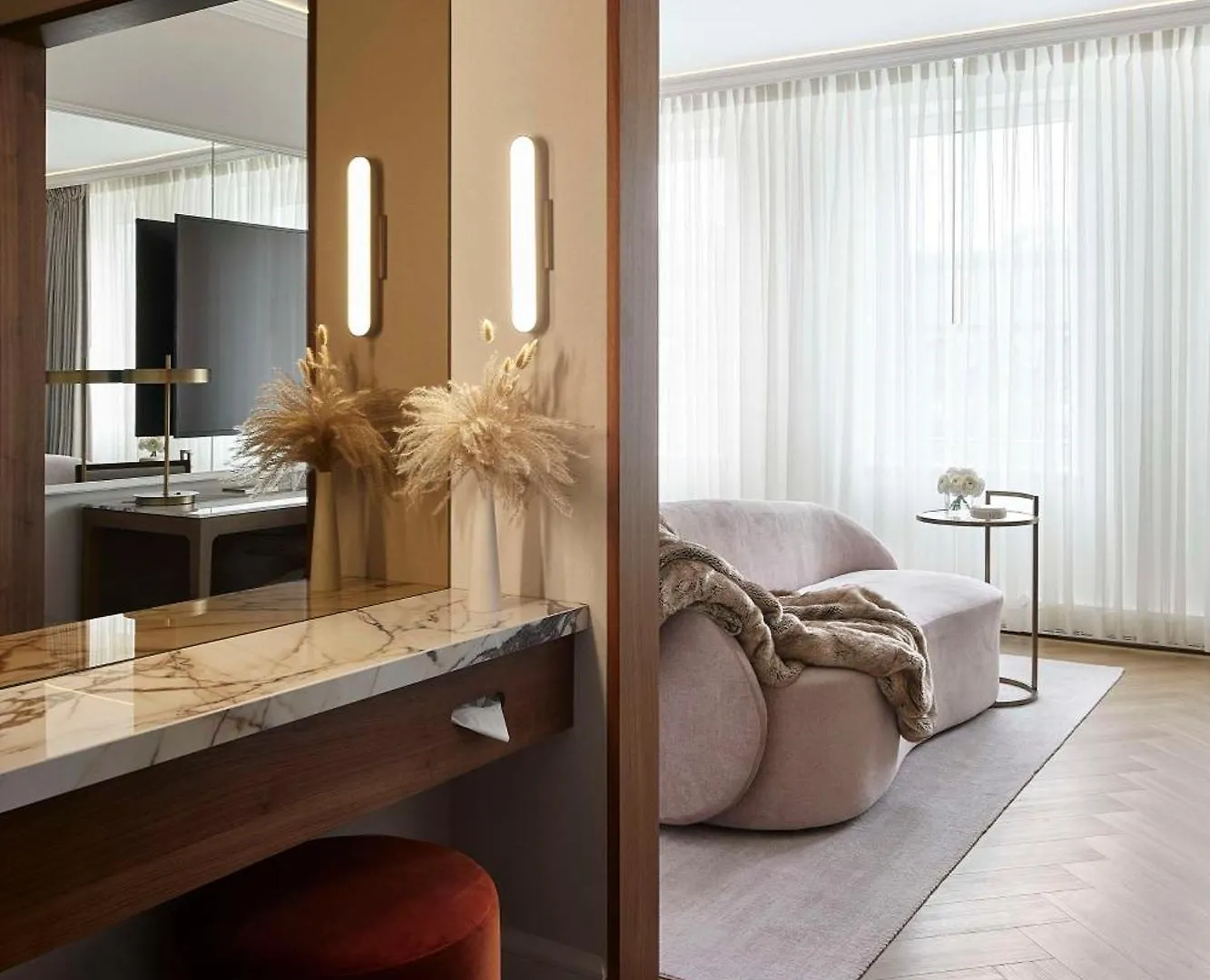Vogue Hotel Montreal Downtown, Curio Collection By Hilton