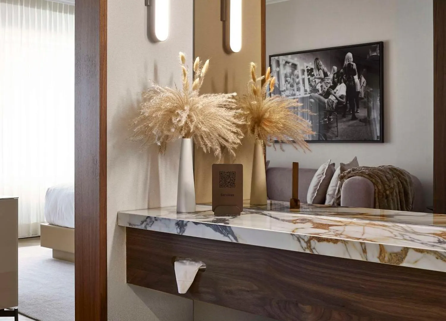 Vogue Hotel Montreal Downtown, Curio Collection By Hilton