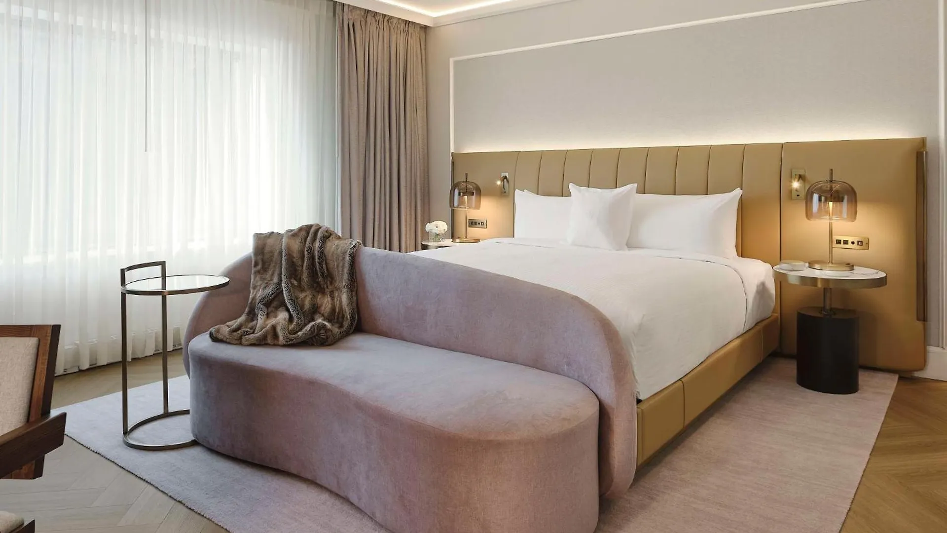 Vogue Hotel Montreal Downtown, Curio Collection By Hilton