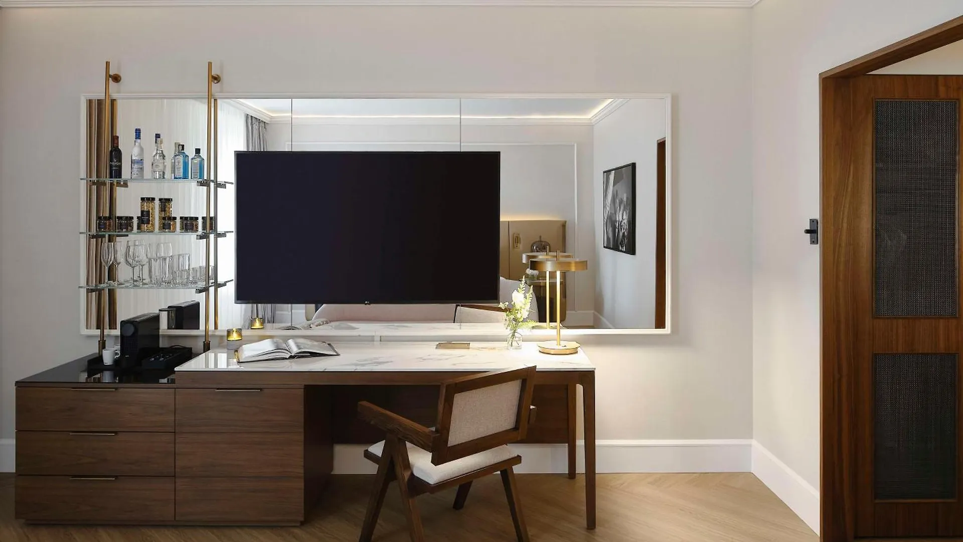 Vogue Hotel Montreal Downtown, Curio Collection By Hilton
