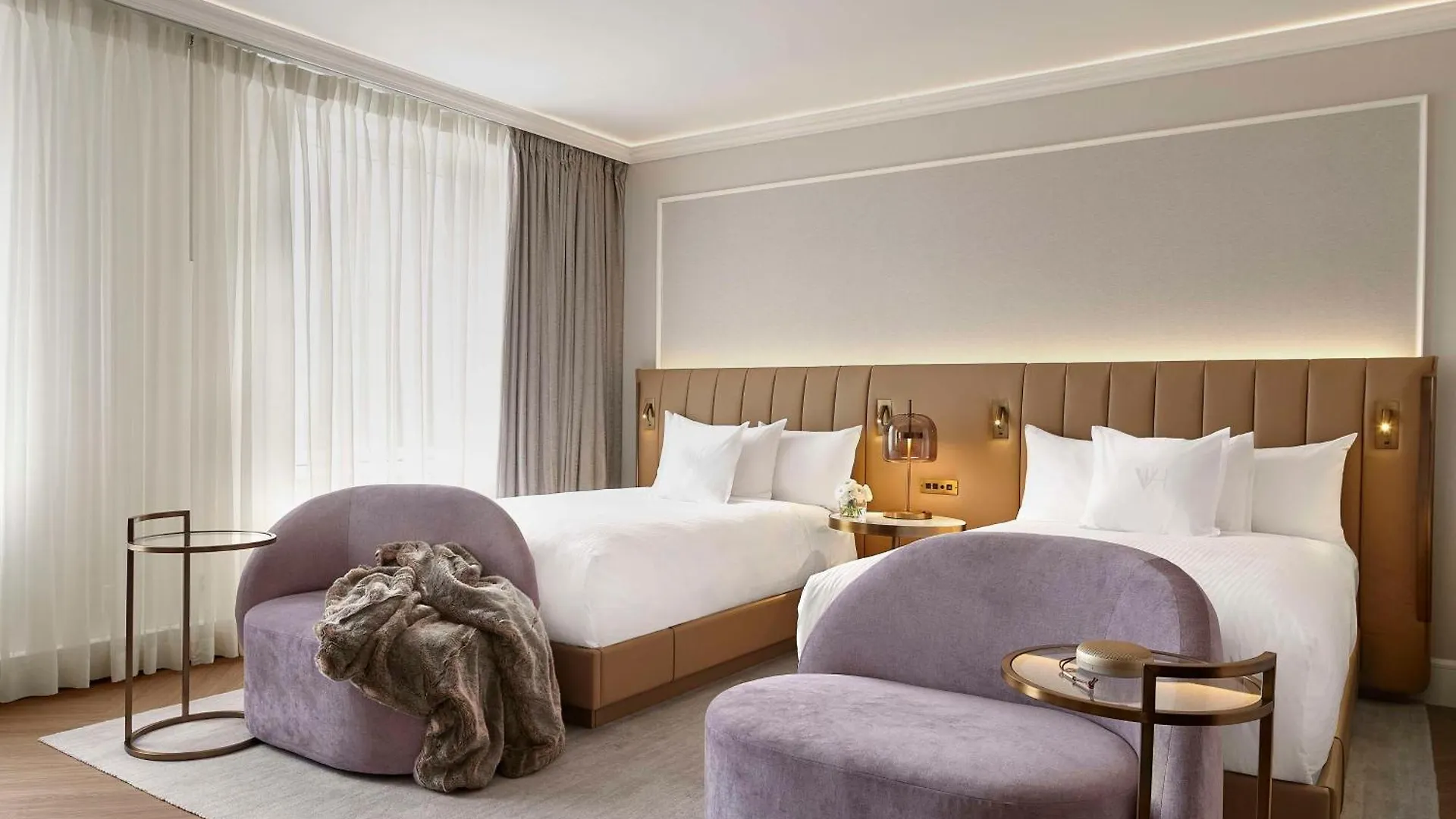 Vogue Hotel Montreal Downtown, Curio Collection By Hilton Canada