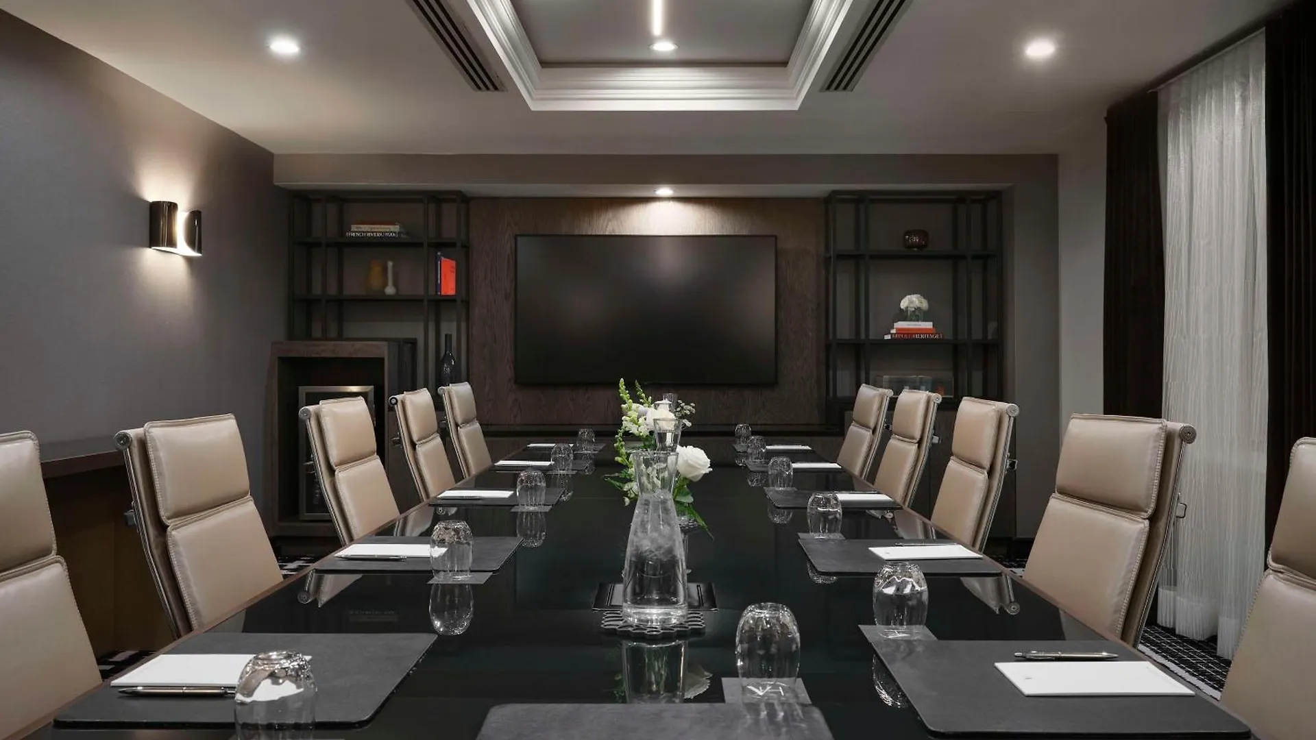 Vogue Hotel Montreal Downtown, Curio Collection By Hilton