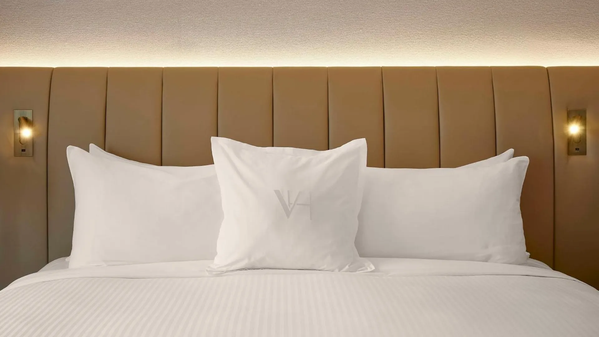 Vogue Hotel Montreal Downtown, Curio Collection By Hilton