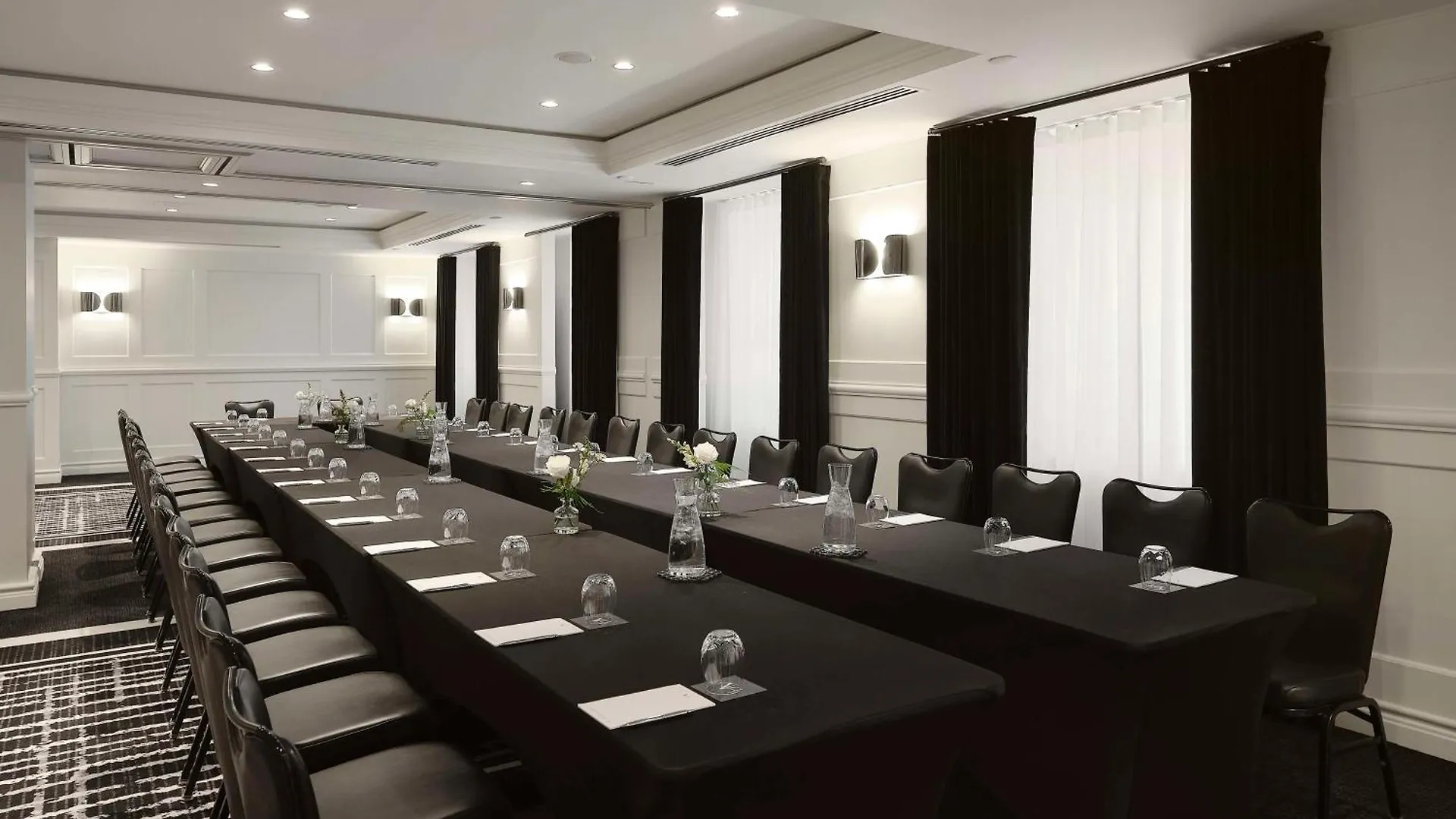 Vogue Hotel Montreal Downtown, Curio Collection By Hilton