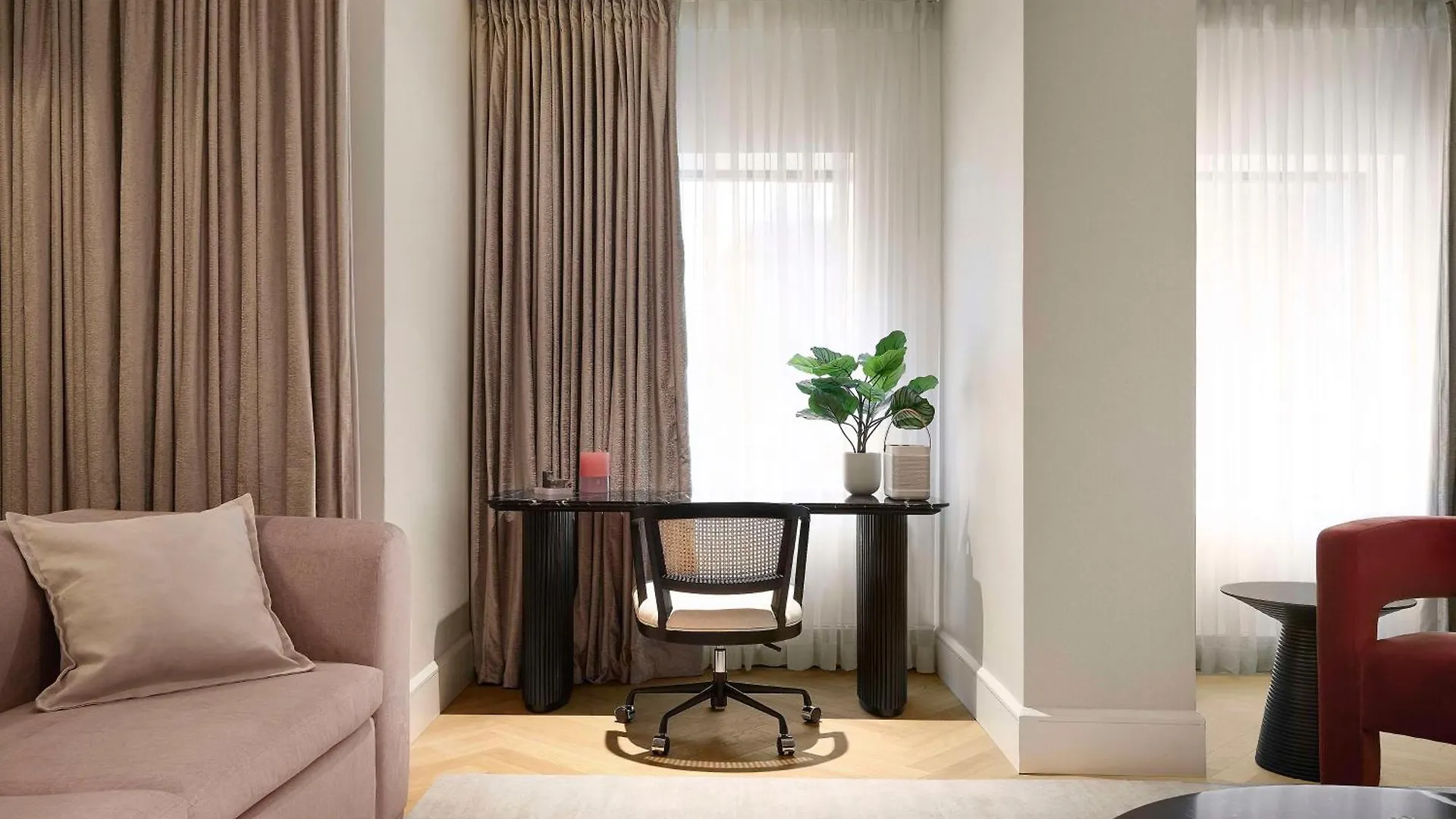 Vogue Hotel Montreal Downtown, Curio Collection By Hilton Canada